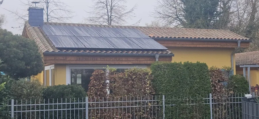Bungalow mit flach geneigtem Dach und Photovoltaik