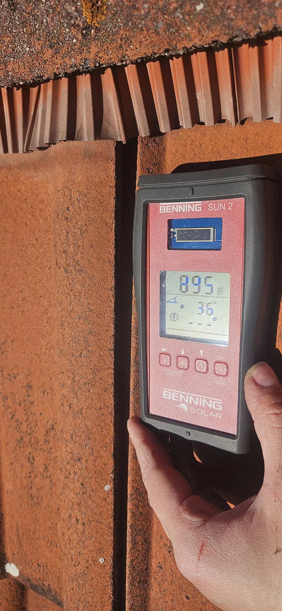 Messung der Einstrahlung mit einem Benning SUN 2 unmittelbar an der Dachfl&auml;che neben dem Modulfeld