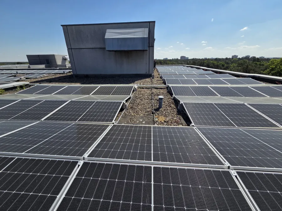 Große Photovoltaikanlage auf einem Flachdach