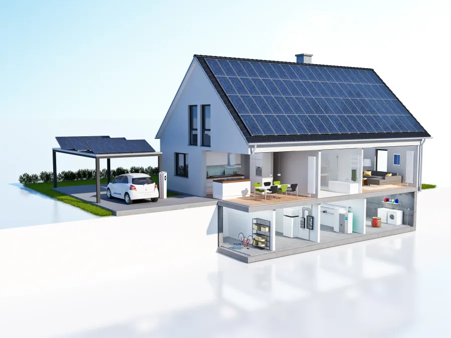 Schnittdarstellung eines Wohnhauses mit Photovoltaikanlage, Speicher und Wallbox