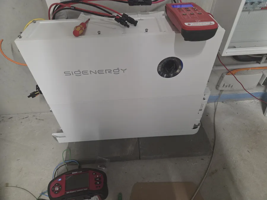 Batteriespeicher waehrend der Pruefung mit Messgeraet