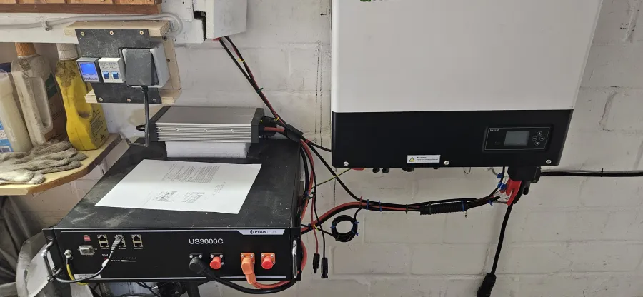 Batteriespeicher an einer Kellerwand
