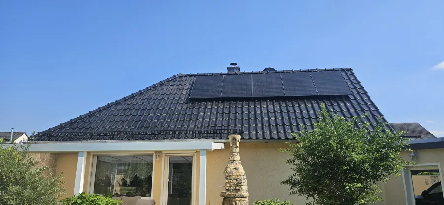 Einfamilienhaus mit Walmdach und Modulfeld